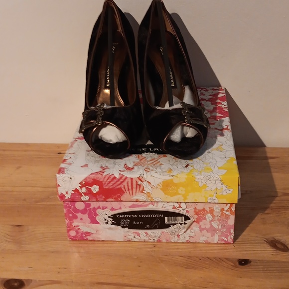 NIB Chinese Laundry black velvet gold heels 8 vintage-style buckle Jolin - Picture 9 of 10